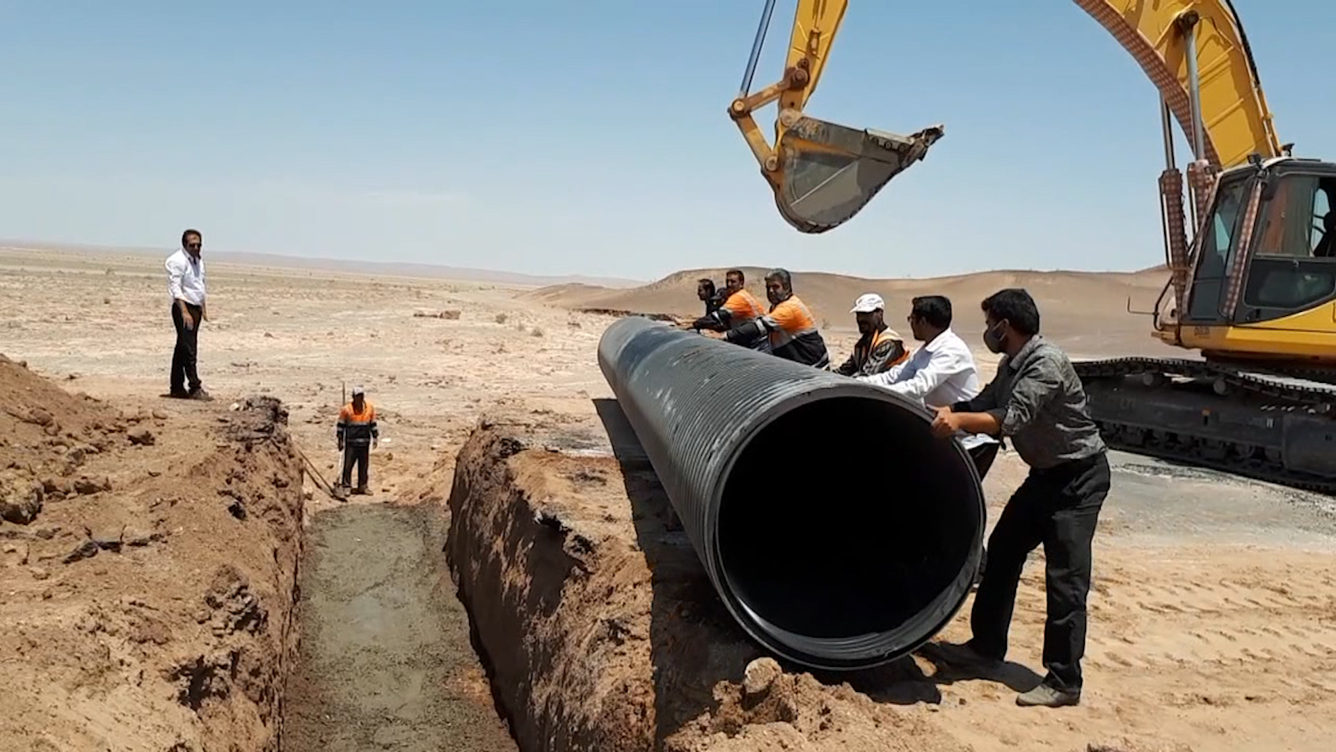 احداث ضربتی آبراه لولهای در مسیر جاده چوپانان _انارک احداث ضربتی آبراه لولهای در مسیر جاده چوپانان _انارک