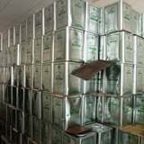 كشف بيش از يك تن روغن احتكار شده در منجيل كشف بيش از يك تن روغن احتكار شده در منجيل