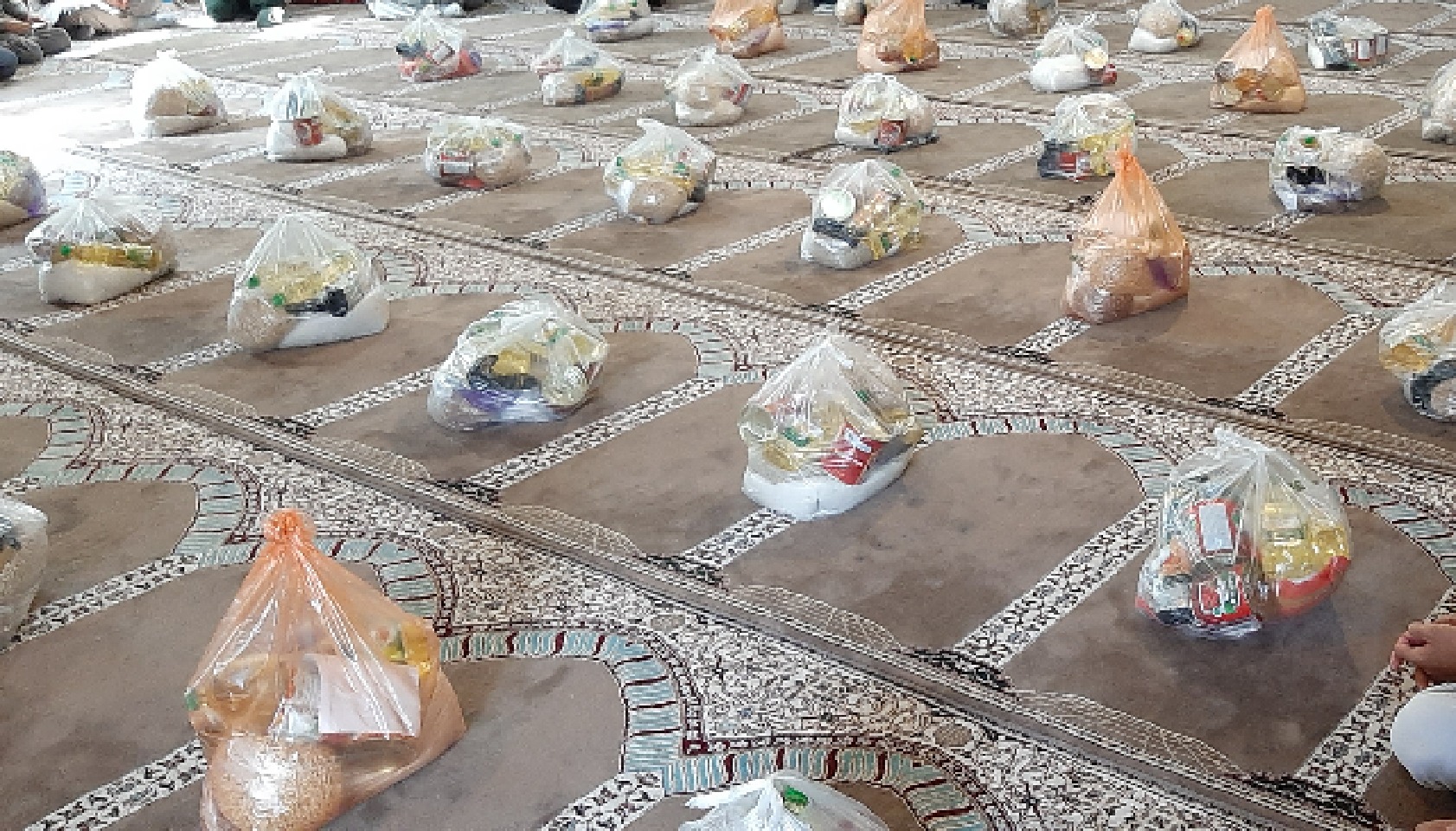 توزیع 700 پرس غذا و 70 بسته معیشتی در روستای سنگ آتش فریمان