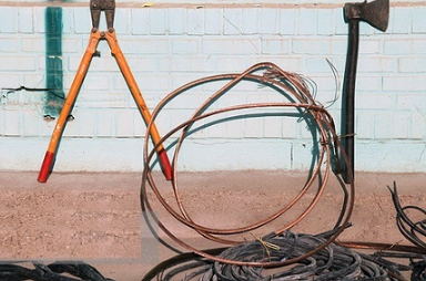 دستگیری سارق سیم برق در اهواز دستگیری سارق سیم برق در اهواز