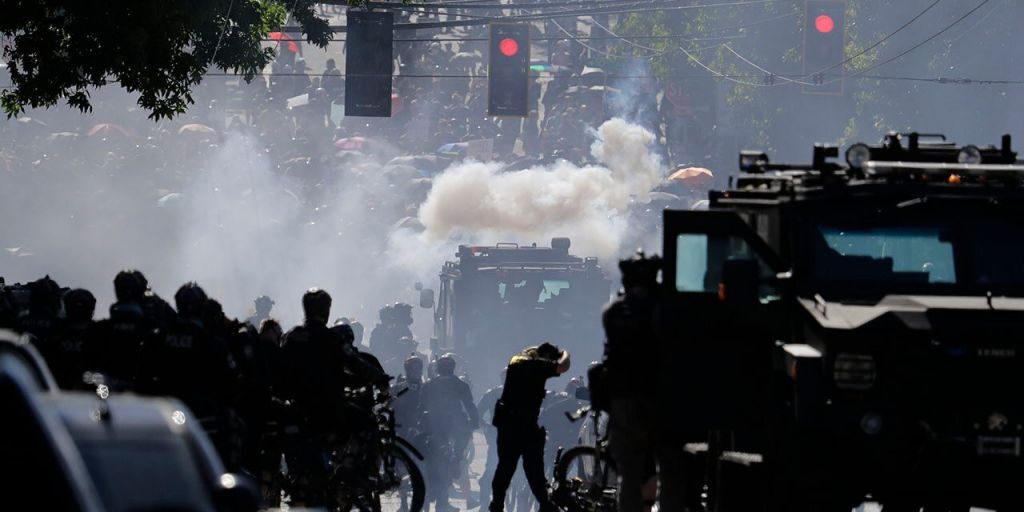 ۵۹ مامور پلیس آمریکا در درگیری با معترضان مجروح شدند ۵۹ مامور پلیس آمریکا در درگیری با معترضان مجروح شدند