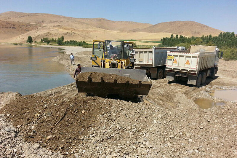 تاراج بستر رودخانه ها در گچساران تاراج بستر رودخانه ها در گچساران