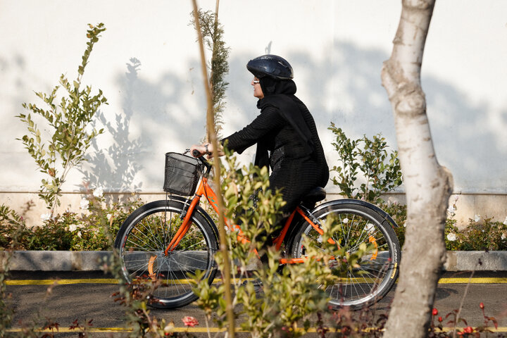 دوچرخه سواری بانوان در ملأ عام آسیب زا است دوچرخه سواری بانوان در ملأ عام آسیب زا است