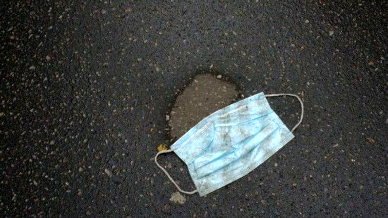 جریمه ۳۰ هزار تومانی برای بیرون انداختن ماسک از خودرو جریمه ۳۰ هزار تومانی برای بیرون انداختن ماسک از خودرو