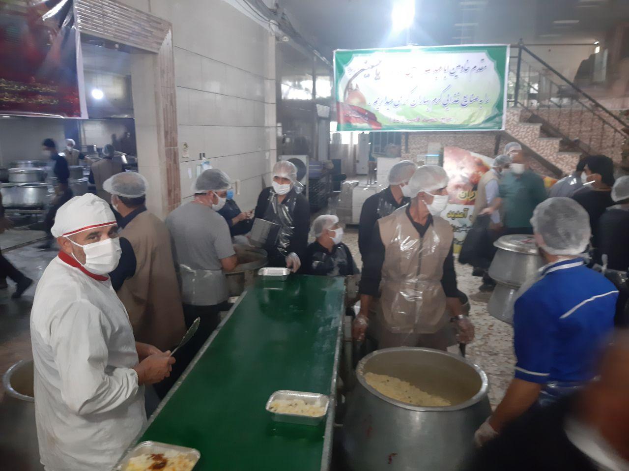 طبخ و توزیع 15000پرس غذای گرم نذری در قائم شهر