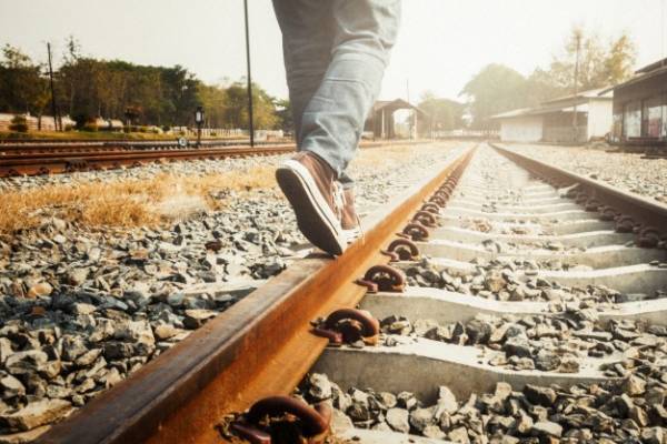 چرا مسیر ریل قطار پر از سنگه؟ چرا مسیر ریل قطار پر از سنگه؟