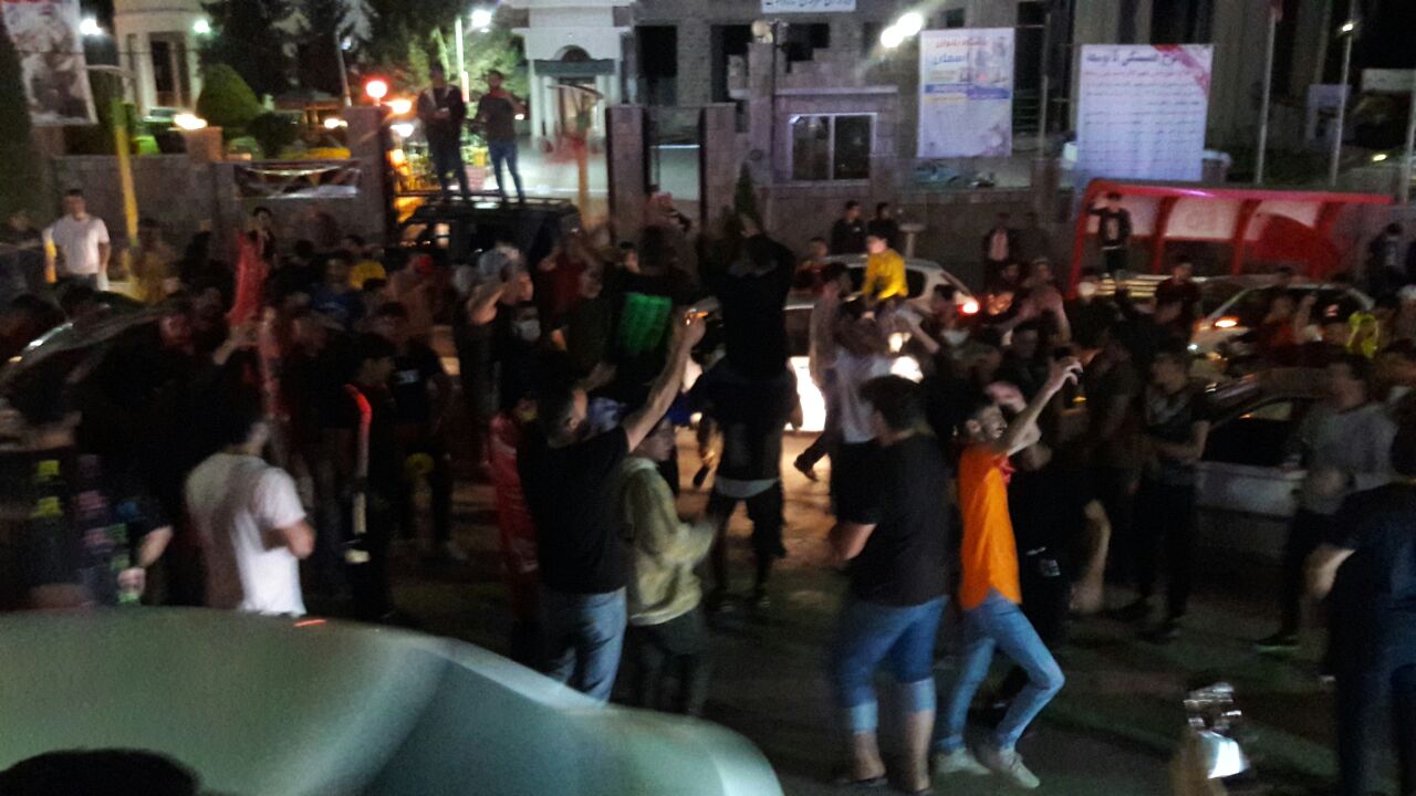 شادی مردم مازندران پس از پیروزی پرسپولیس مقابل نماینده عربستان شادی مردم مازندران پس از پیروزی پرسپولیس مقابل نماینده عربستان