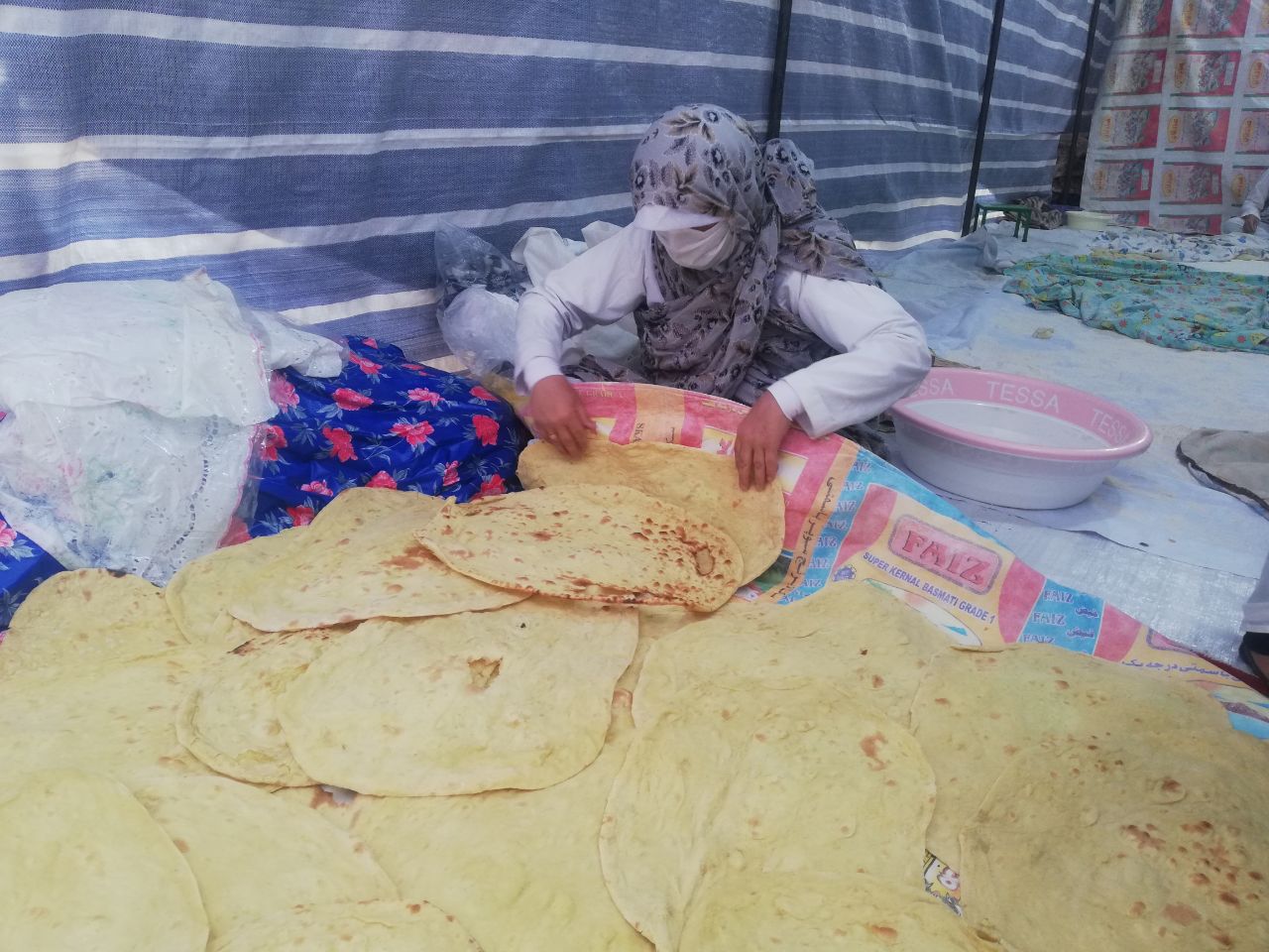 ۲۲۰۰ قرص نان توسط موکب حضرت زینب شهر آیسک در حرم مطهر رضوی