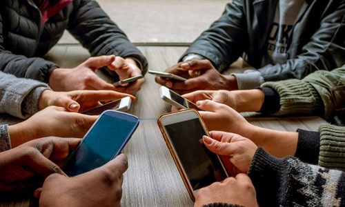 وابستگی به موبایل را چگونه کمتر کنیم؟