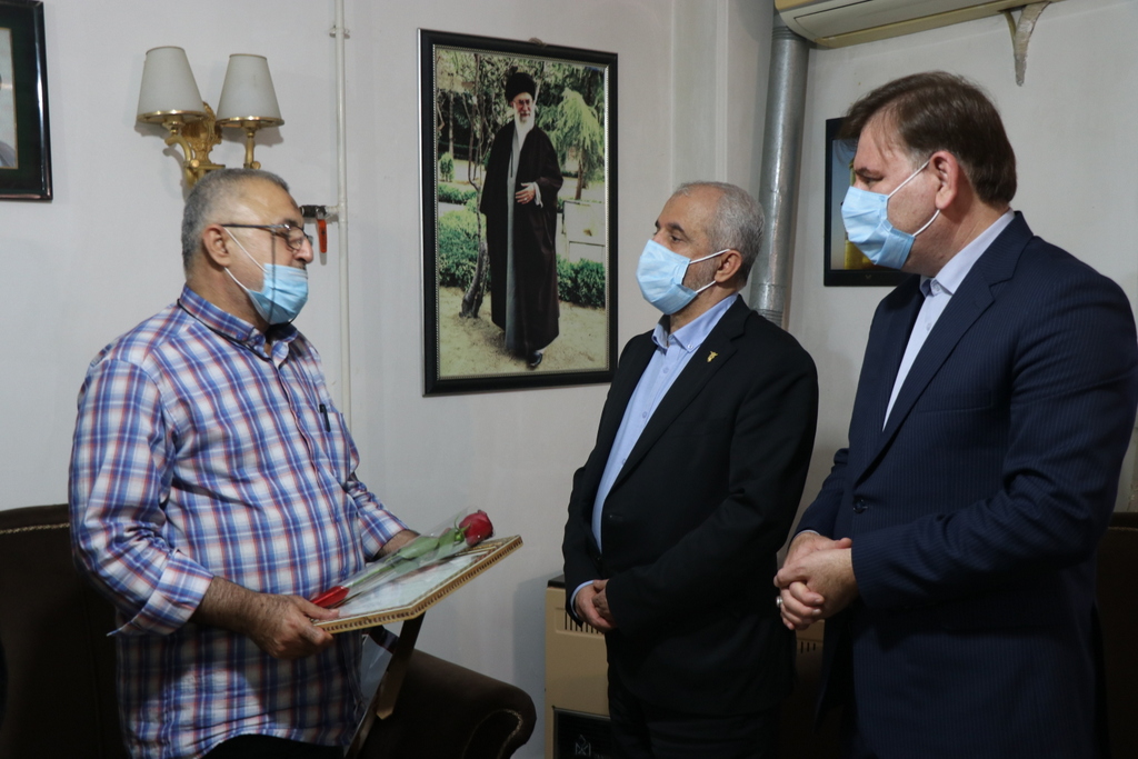 دیدار معاون رئیس جمهور با 3 خانواده شهید و جانباز در رشت دیدار معاون رئیس جمهور با 3 خانواده شهید و جانباز در رشت