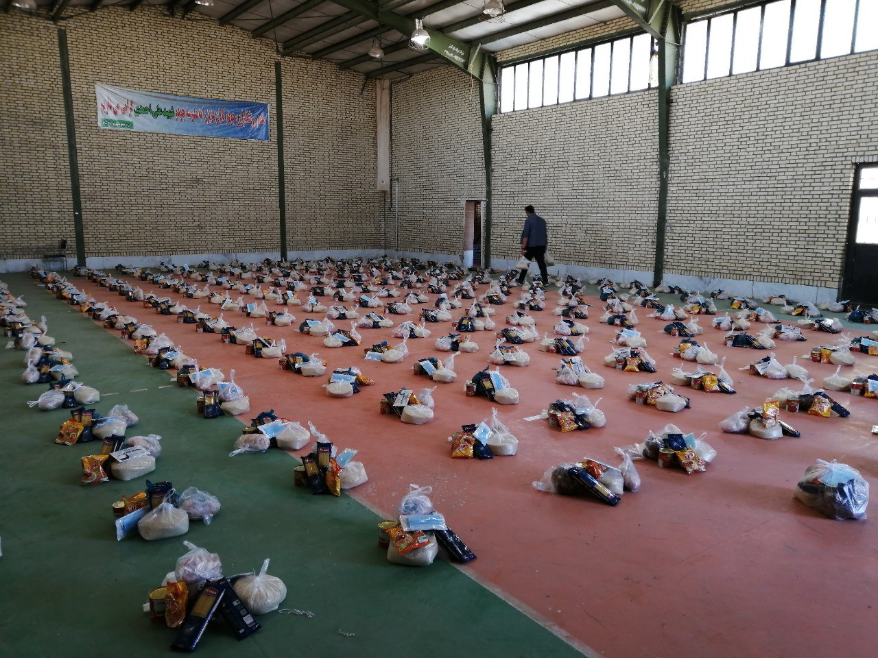 توزیع 300بسته معیشتی بین نیازمندان  بخش رخ