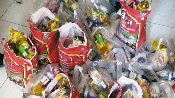 توزیع بسته های غذایی میان نیازمندان