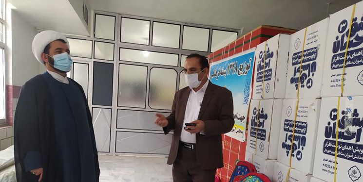 شق احسان کمیته امداد در کهگیلویه/۱۳۲۸ بسته فرهنگی بین دانشآموزان مددجو توزیع میشود شق احسان کمیته امداد در کهگیلویه/۱۳۲۸ بسته فرهنگی بین دانشآموزان مددجو توزیع میشود