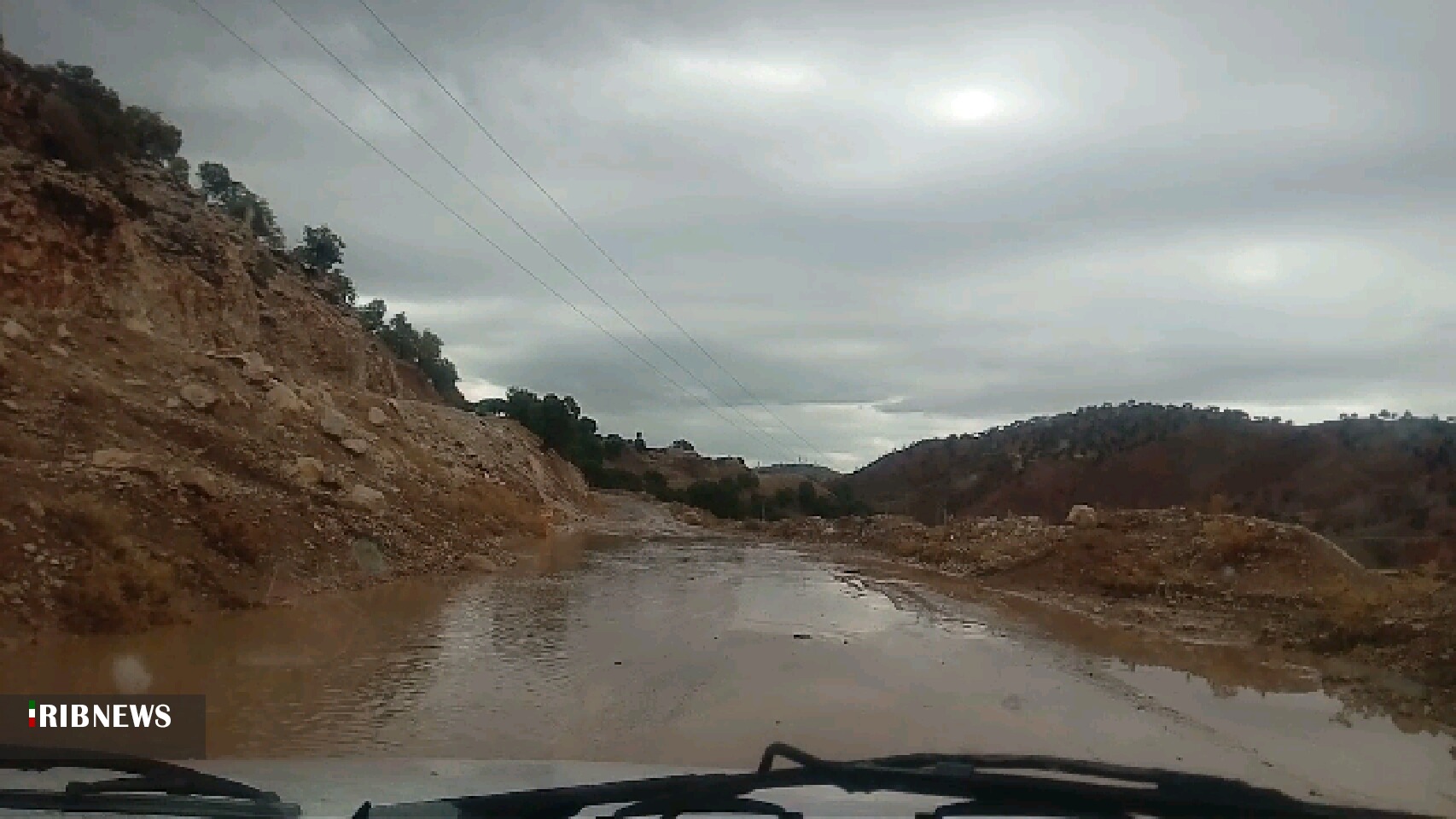 ریزش کوه در محور دیشموک به قلعه رئیسی