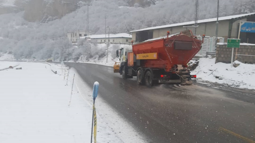برف در جادههای شریانی شمال کشور
