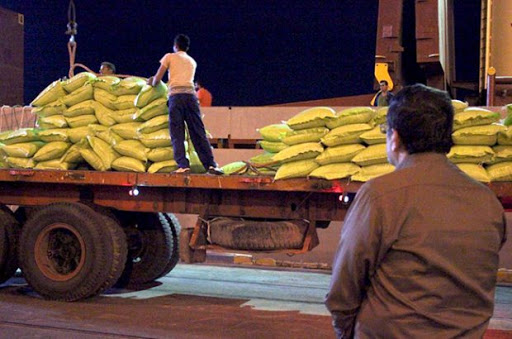 بارگیری برنج وارداتی از بندر امام خمینی (ره) بارگیری برنج وارداتی از بندر امام خمینی (ره)