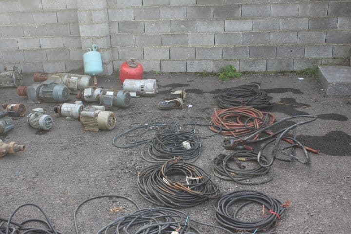 دستگیری ۳ سارق کابل و پمپ آب در محمودآباد دستگیری ۳ سارق کابل و پمپ آب در محمودآباد