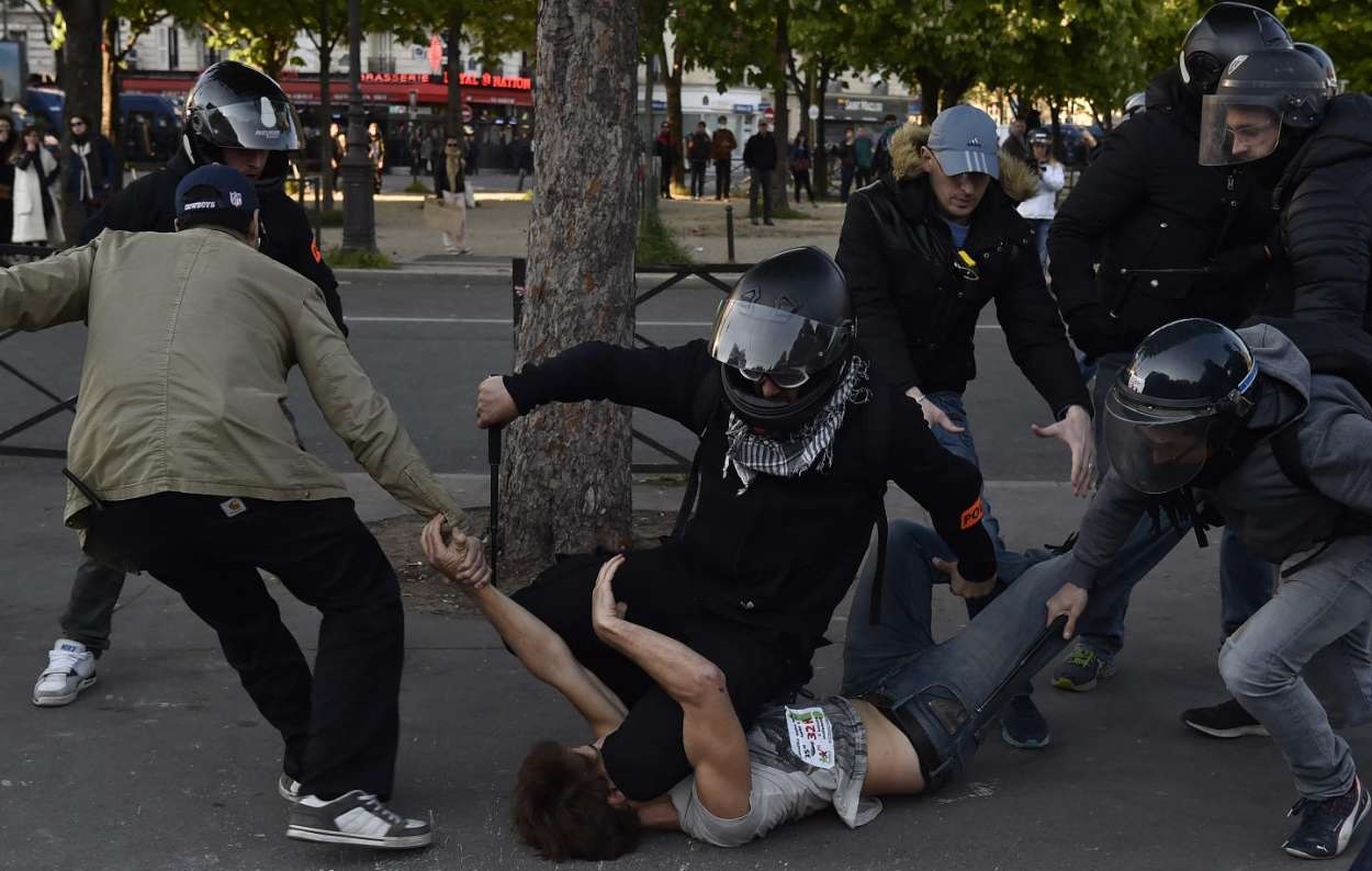 مکرون وجود خشونت پلیسی را تایید کرد