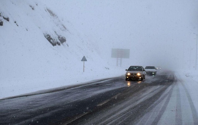بارش برف در گردنه‌های کوهین و الموت | خبرگزاری صدا و سیما