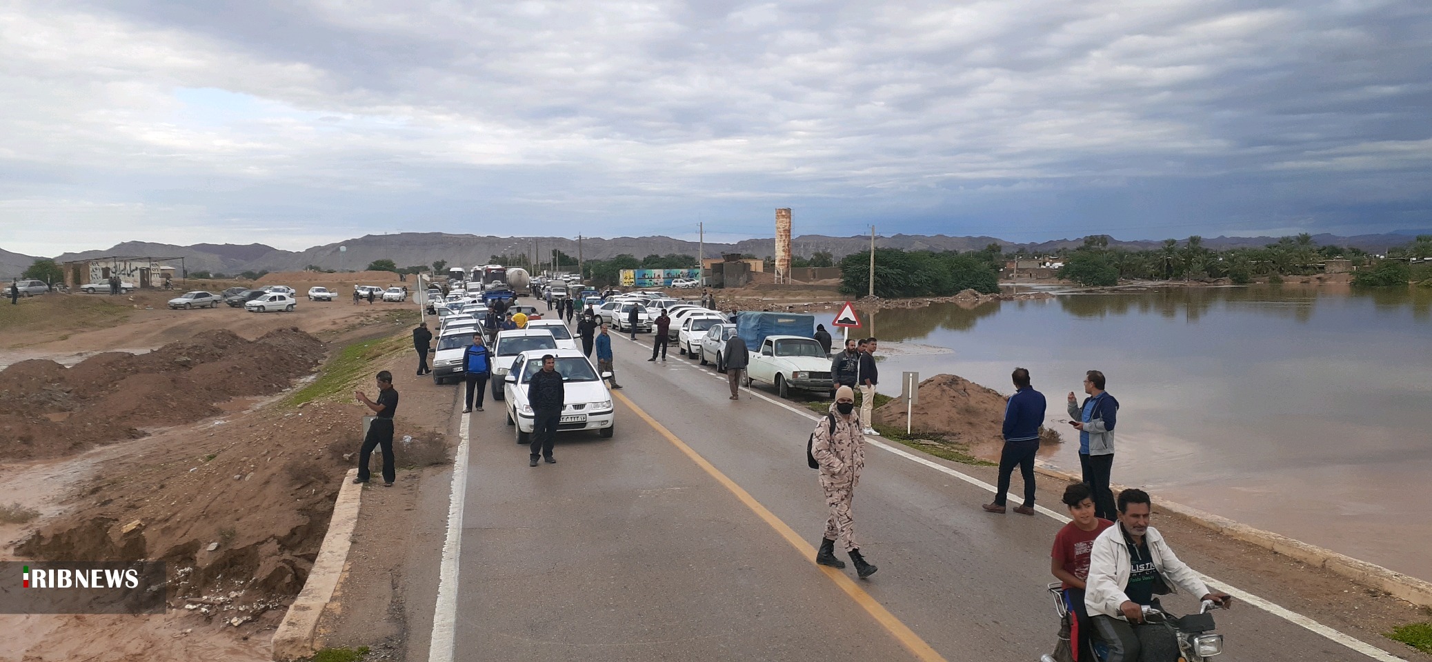 مسدود شدن راههای خروجی و ورودی شمال استان بوشهر به علت بارندگی مسدود شدن راههای خروجی و ورودی شمال استان بوشهر به علت بارندگی