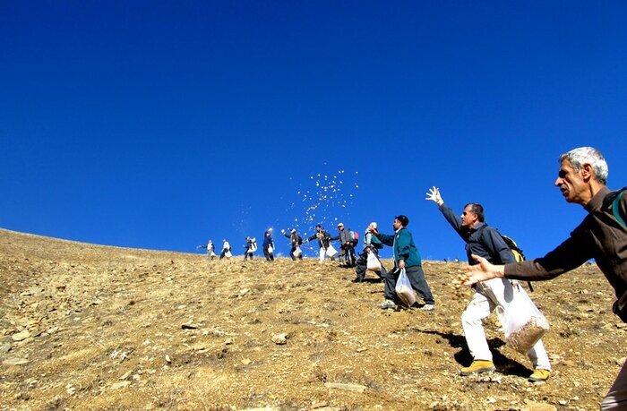 بذرپاشی ۱۳۱ هکتار از مراتع حوزه آبخیزچنداب بخش ایوانکی بذرپاشی ۱۳۱ هکتار از مراتع حوزه آبخیزچنداب بخش ایوانکی