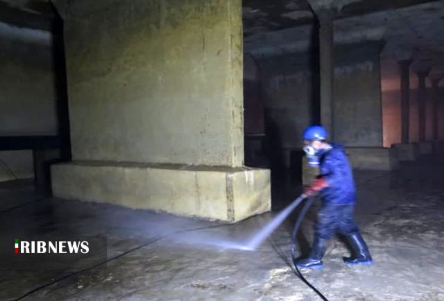 اجرای عملیات شستشو و گندزدایی مخازن ذخیره آب درخوی اجرای عملیات شستشو و گندزدایی مخازن ذخیره آب درخوی