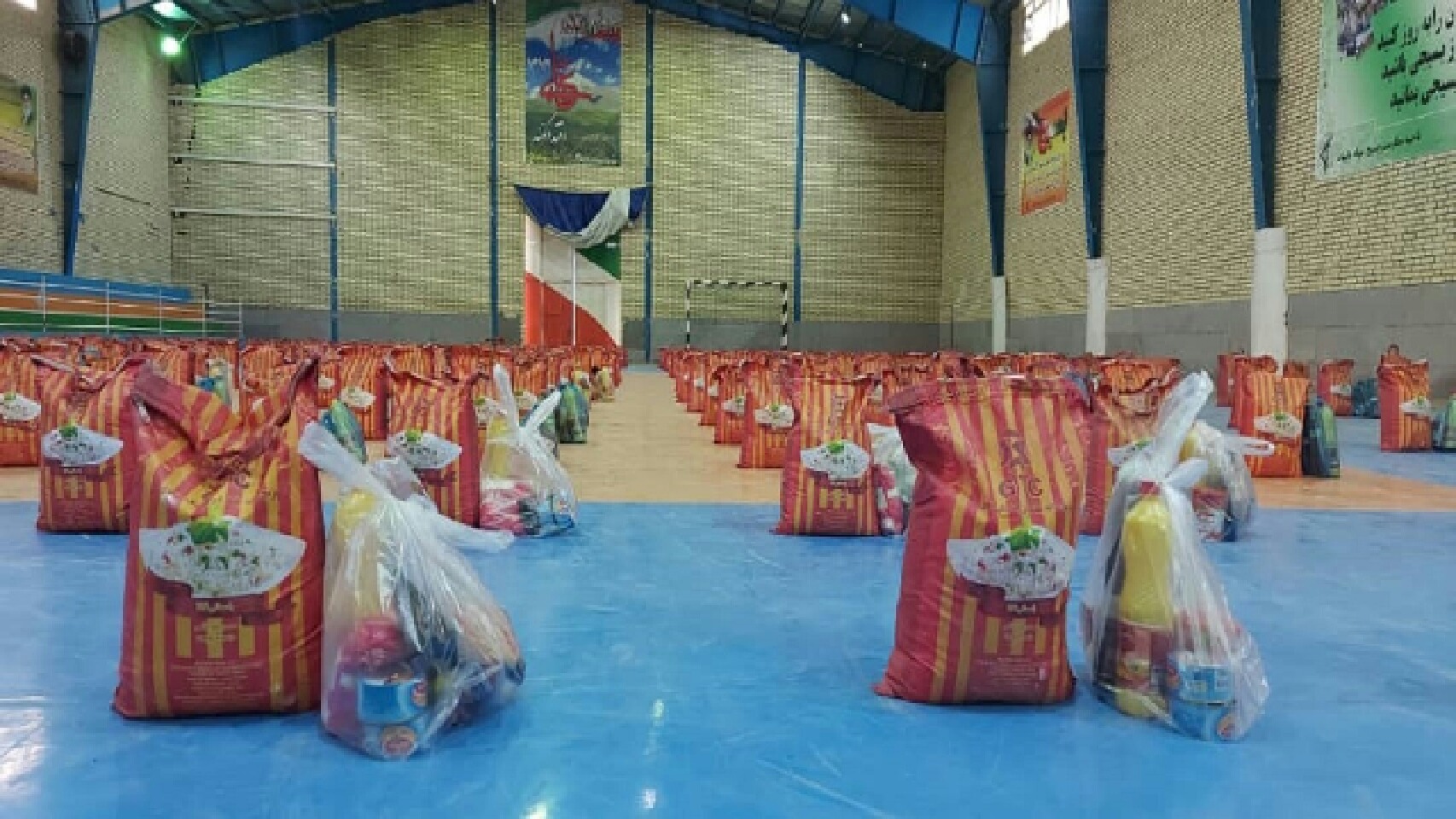 توزیع ۳۸۰ بسته ارزاق بین نیازمندان در تایباد توزیع ۳۸۰ بسته ارزاق بین نیازمندان در تایباد