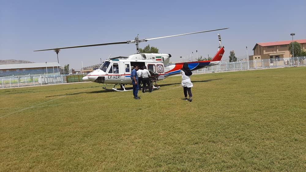 انتقال دو بیمار توسط امدادگران هوایی در ایذه انتقال دو بیمار توسط امدادگران هوایی در ایذه