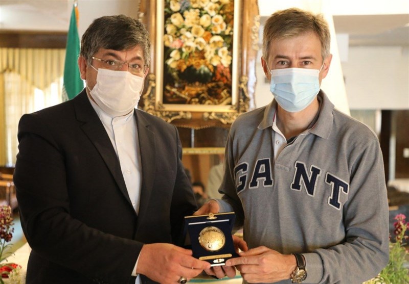 نشان سلاطین صفوی به سفیر کشور سوئیس در ایران اهدا شد