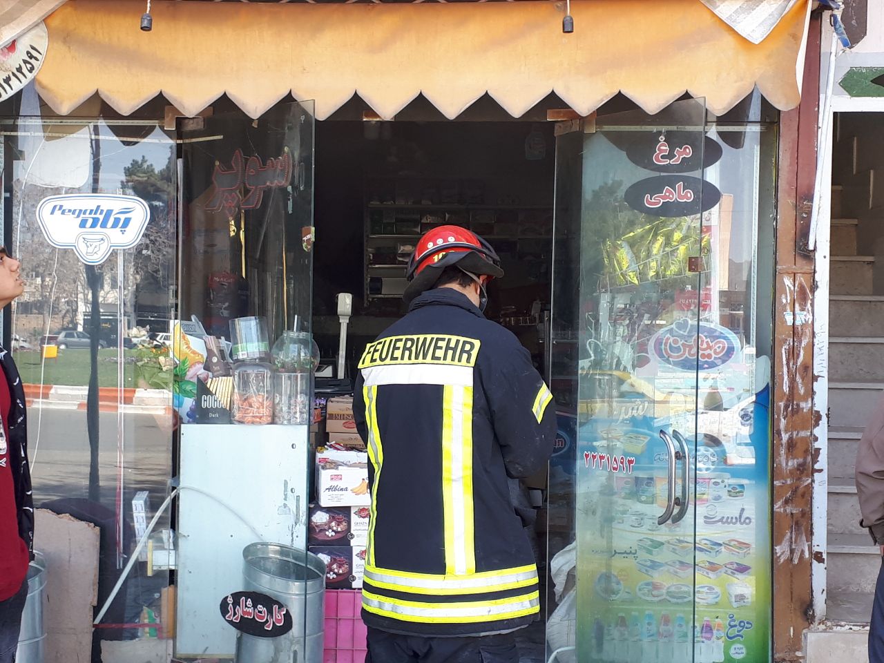 مهار حریق فروشگاه مواد غذایی در تربت حیدریه مهار حریق فروشگاه مواد غذایی در تربت حیدریه