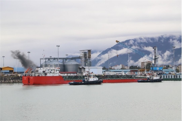 ورود کشتی حامل روغن خوراکی به بندر نوشهر