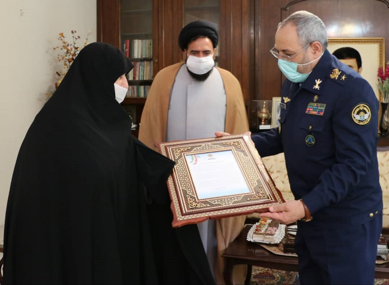 دیدار امیر سرتیپ نصیرزاده با همسر شهید سپهبد صیاد شیرازی