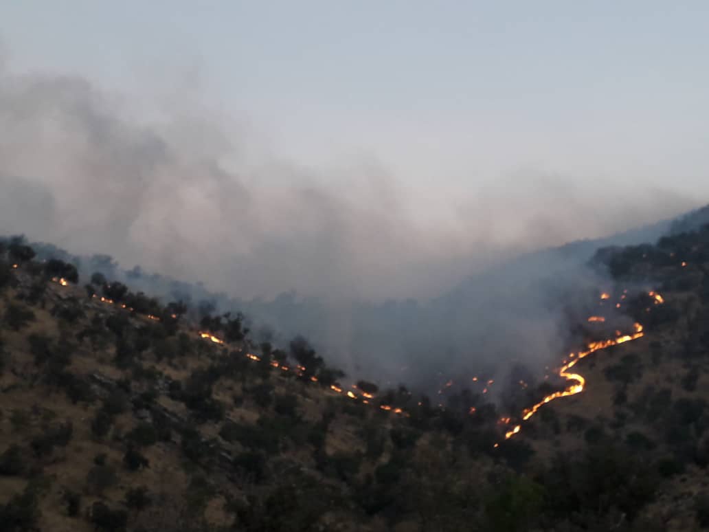آتش در منطقه هنگام قیروکارزین همچنان زبانه می کشد