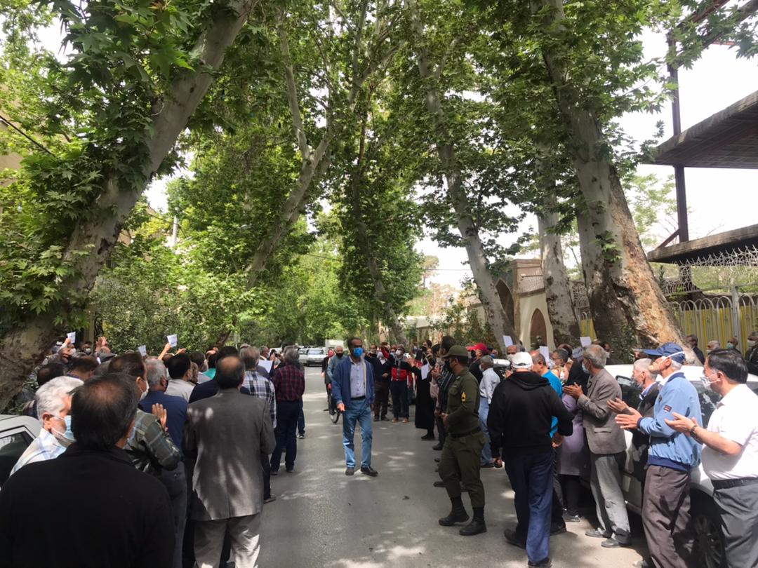 درخواست جمعی از بازنشستگان برای پیگیری مطالبات درخواست جمعی از بازنشستگان برای پیگیری مطالبات