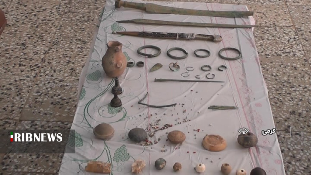 کشف اشیاء عتیقه تاریخی در گرمی کشف اشیاء عتیقه تاریخی در گرمی