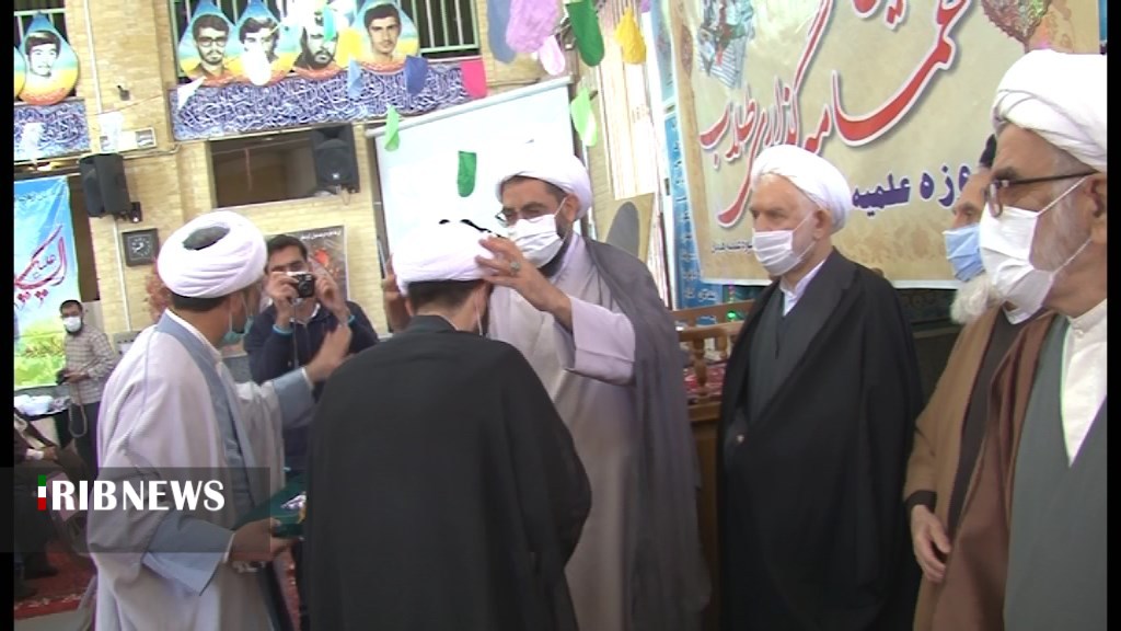 ملبس شدن شماری از دانش آموختگان علوم دینی به لباس روحانیت در همدان ملبس شدن شماری از دانش آموختگان علوم دینی به لباس روحانیت در همدان