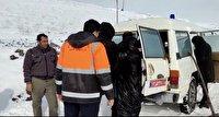 امداد رسانی راهداران شهرستان خوی به مادر گرفتار در برف و کولاک