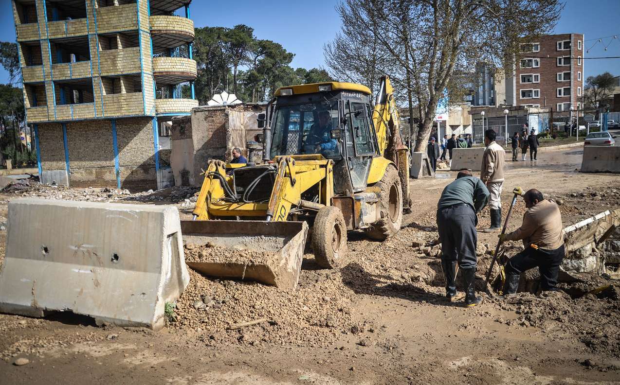 لایروبی خیابان اصلی شهر مورموری در حال انجام است لایروبی خیابان اصلی شهر مورموری در حال انجام است