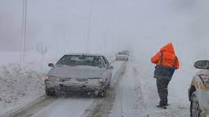 نجات ۴۰ دستگاه خودرو گرفتار برف در جاده اشنویه- ارومیه