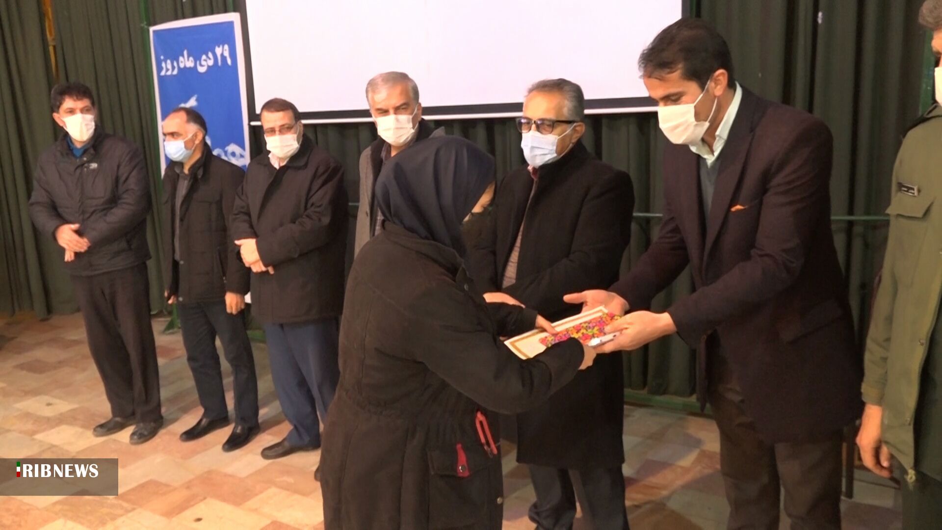 تجلیل از دانش آموزان برتر جشنواره بازیافت محیط زیست تکاب تجلیل از دانش آموزان برتر جشنواره بازیافت محیط زیست تکاب