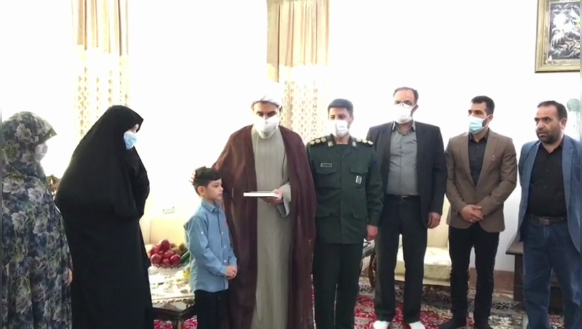 اهدا مدال به فرزند شهید الیاس چگینی اهدا مدال به فرزند شهید الیاس چگینی