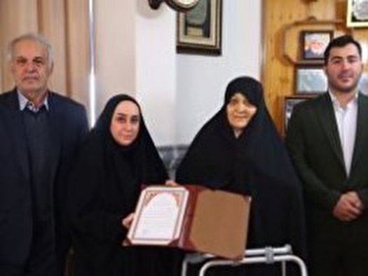 اهدای لوح اخلاق ورزش کشور به مادر شهیدان طوقانی