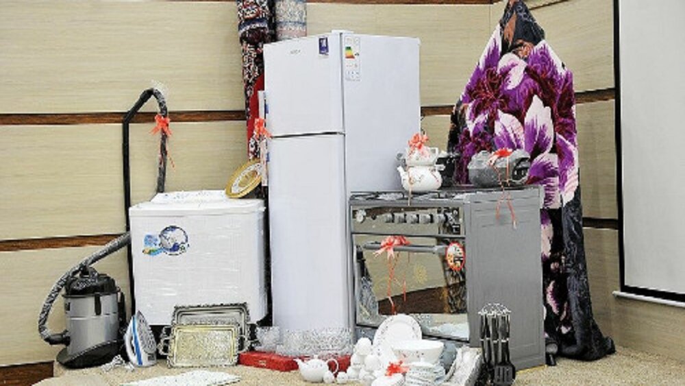 اهدای کمک جهیزیه به نوعروس نیازمند