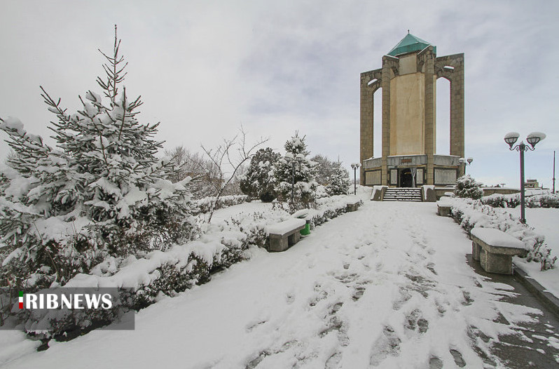 بارش برف پراکنده استان همدان را سفید پوش می کند.