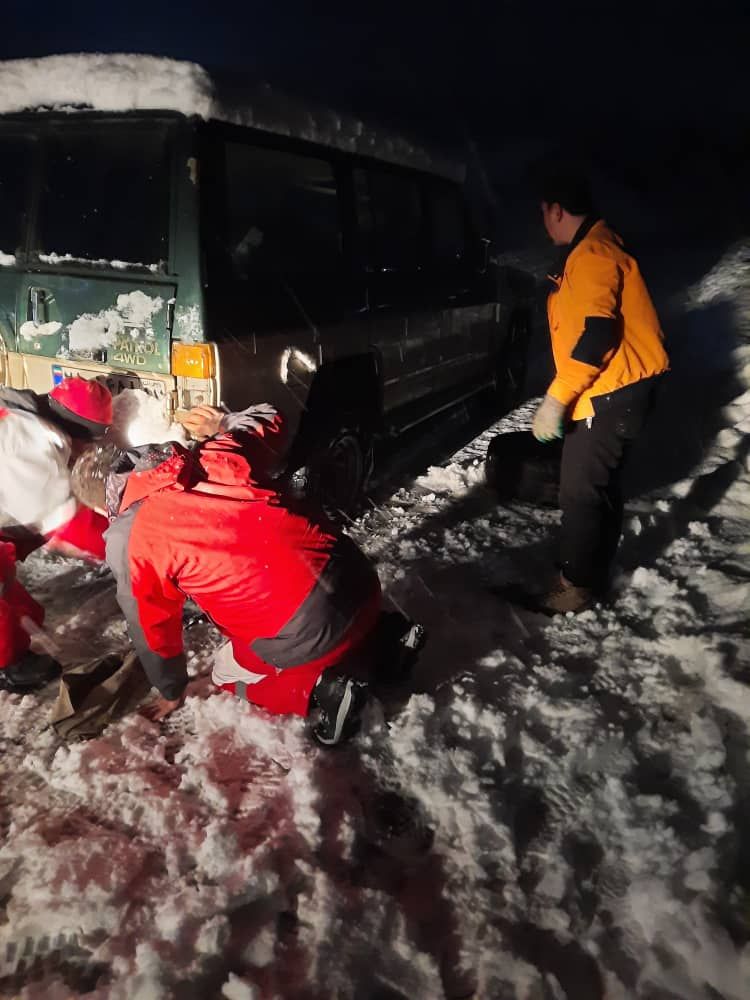 نجات ۱۲ خودرو گرفتار شده در برف و کولاک در سردشت نجات ۱۲ خودرو گرفتار شده در برف و کولاک در سردشت