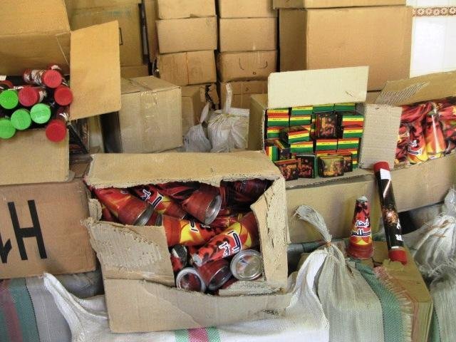 کشف بیش از ۳ هزار عدد انواع مواد محترقه در ایلام کشف بیش از ۳ هزار عدد انواع مواد محترقه در ایلام