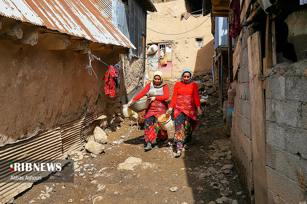 هر ساله در آستانه فصل بهار، زنان روستای کشایه اشکورات رحیم آباد رودسر استان گیلان با گِل مالی و گلکار کردن دیوار خانه‌ها به استقبال نوروز می‌روند