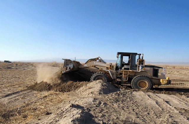 بازگشایی ۲۶۰۰۰ متر مربع بستر رودخانه روستای چاهدراز  نهبندان