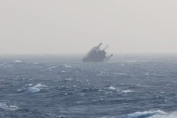 کشتی اماراتی غرق شده به سکوهای پارس جنوبی آسیب نزد کشتی اماراتی غرق شده به سکوهای پارس جنوبی آسیب نزد