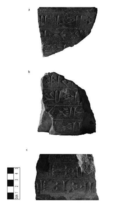 کشف قطعه‌ای از نسخۀ عیلامی کتیبۀ سنگی خشیارشا در تخت جمشید